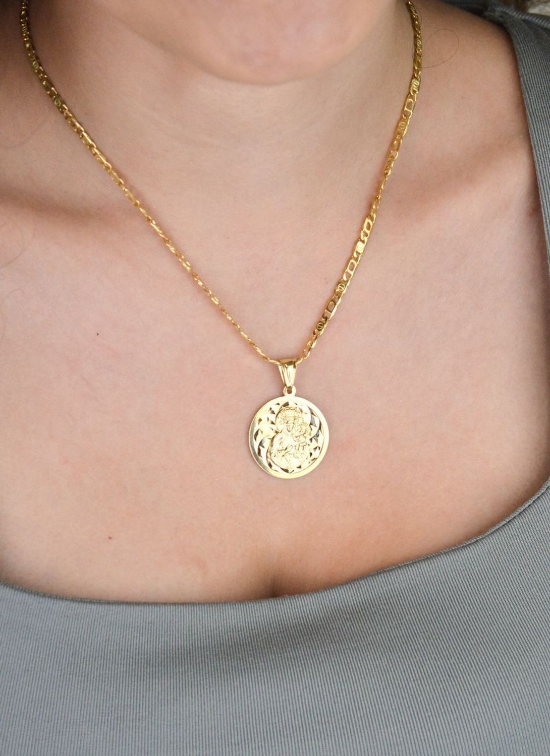 Duży złoty medalik próby 585 z wizerunkiem Matki Boskiej z Dzieciątkiem. Wymiary 2,5 cm, waga 4,81 g. Elegancka, klasyczna zawieszka religijna.1.jpg